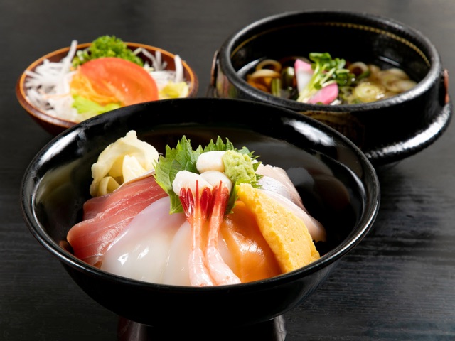 能夠盡情品嘗直接向當地漁民採購的新鮮海鮮美味的一家餐廳 