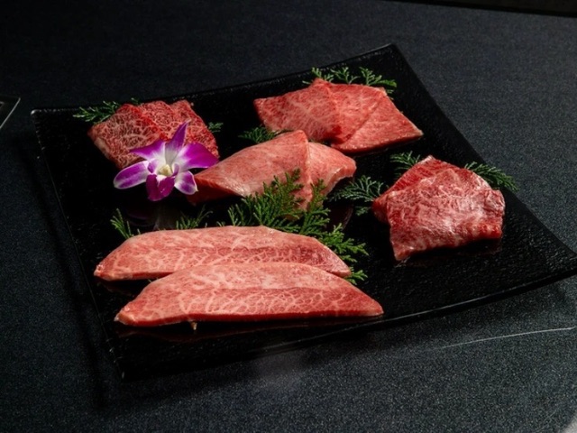 于休閒座席或包間這兩種不同風格的席位上體驗成年人的奢華享受 