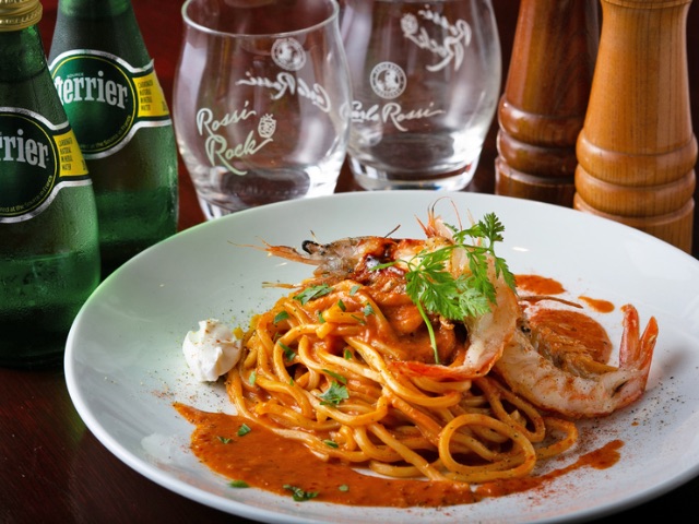 由經驗豐富的主廚精心烹飪義式料理，挑動食客的味蕾 