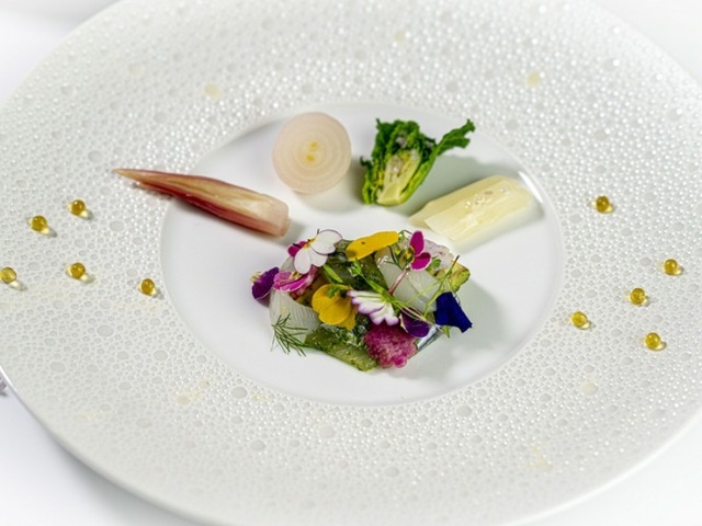 A French restaurant where you can enjoy the beauty of Fukui with all your senses