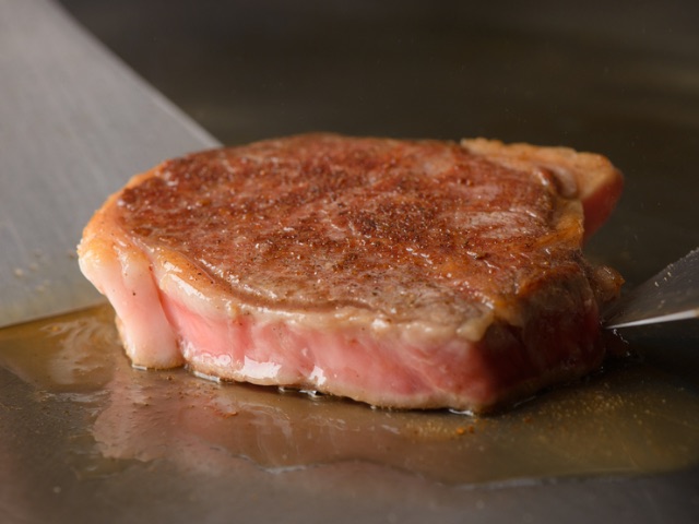 由店長兼廚師長精心烹製近江牛美味的一家牛排專營店 