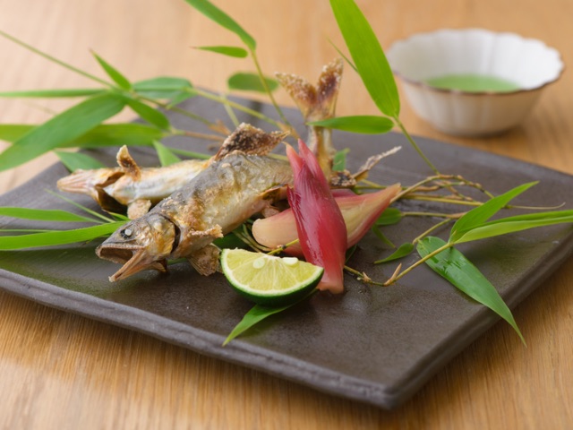 於休閒的環境中享用以當地食材烹製的正宗日本料理 