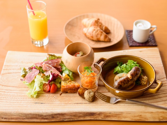 主打柴火烹製，位於近郊山邊的一家餐廳 