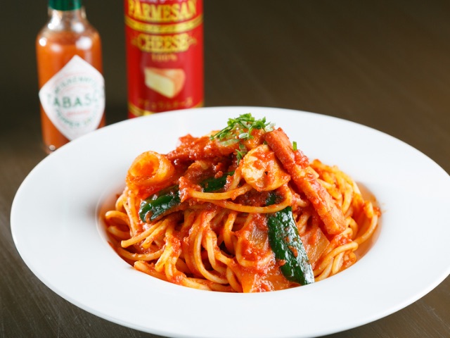 享用自製新鮮義麵與種類豐富的各色餐品 