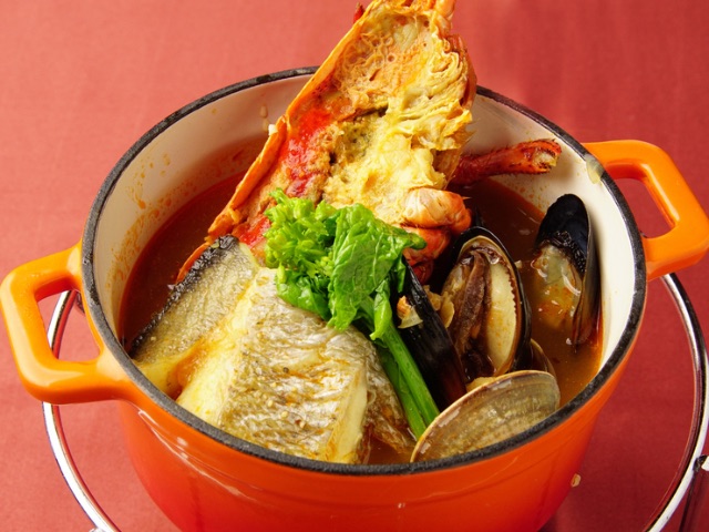 可以一邊眺望大海一邊享用美食的酒店餐廳 