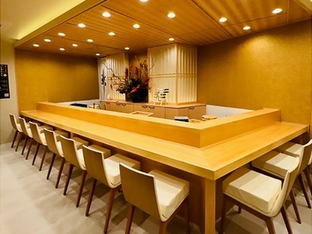 在風格成熟的隱寓享用北陸當季食材與紅醋的創作壽司 