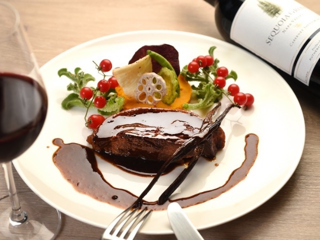 從店主故鄉直送的京丹後產當季食材，搭配葡萄酒享用 