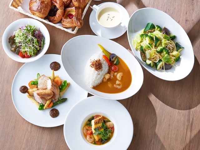 Enjoy an elegant girls' day out in a brightly lit restaurant decorated with famous paintings