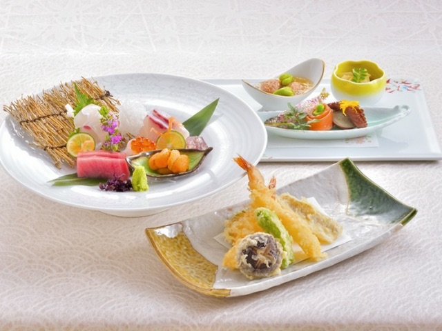 在氛圍感十足的日式空間中，體驗凝聚日料精髓的餐品為視覺和味覺帶來的雙重享受 