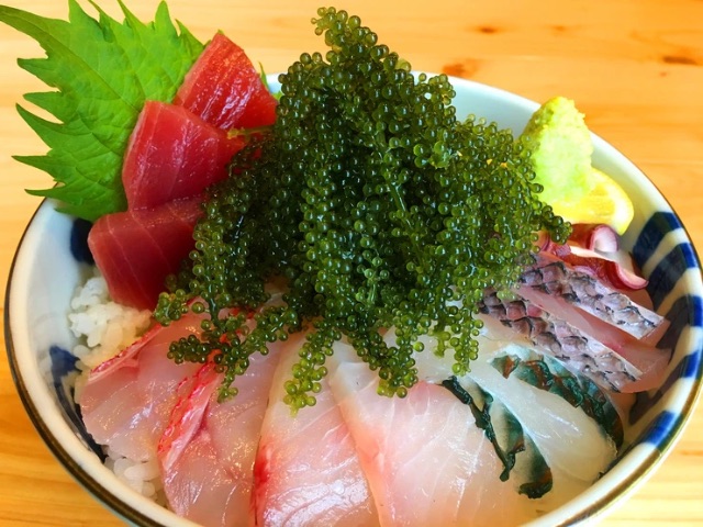 在參觀「沖繩美麗海水族館」時,順路享用當地特色魚類料理