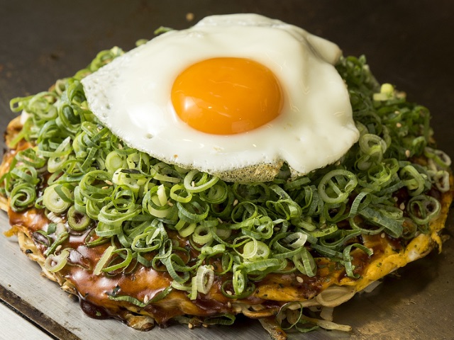 An okonomiyaki and iron-griddled cuisine restaurant that lets guests enjoy old fashioned flavors