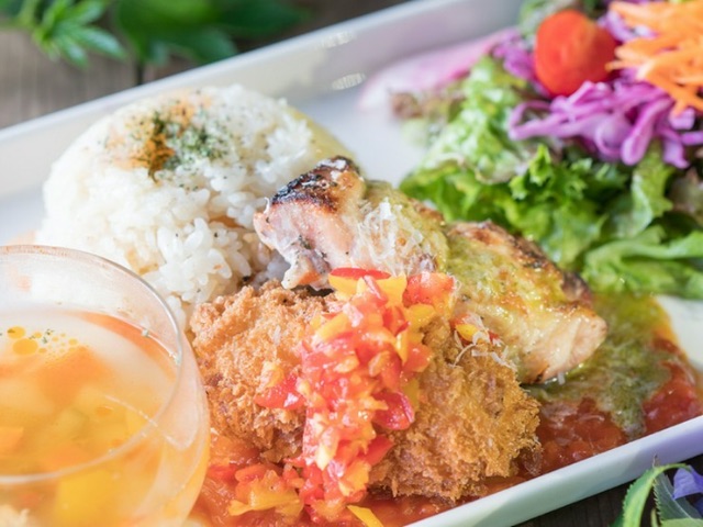 Spend a relaxing time with the menu consisting of seasonal plate lunches and sweets