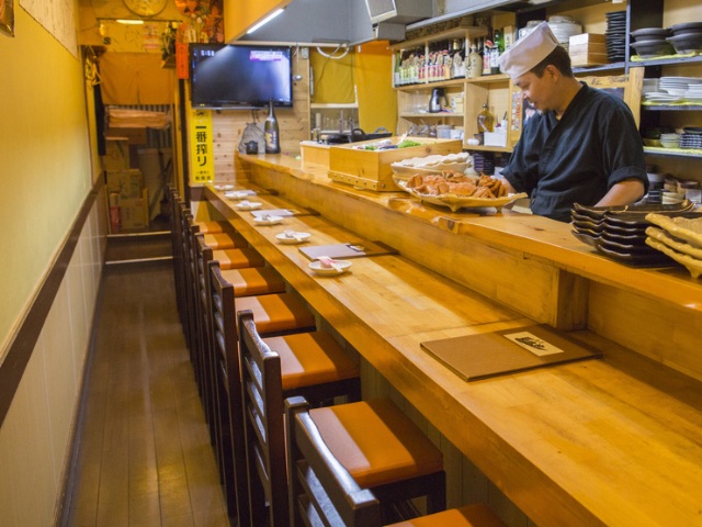 提供使用店主親自買進的講究食材烹調的各種餐點 