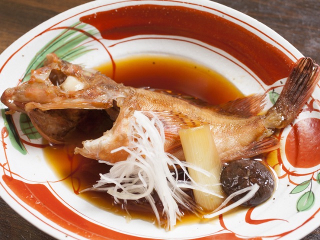 在當地漁港卸貨的鮮魚一品料理與當地酒的融合 