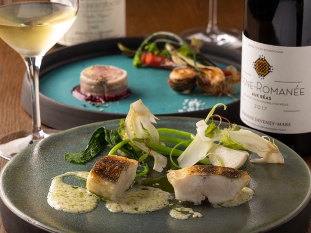 Enjoy French cuisine that lets one feel the seasons of Kyushu and Europe in this small forest refuge