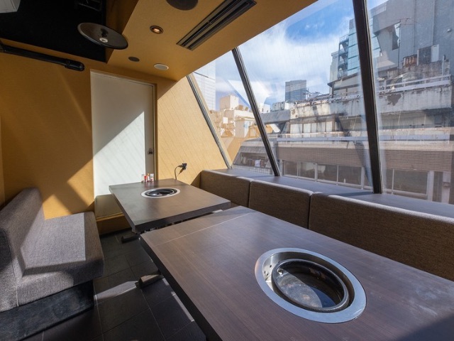 Enjoy shabu shabu courses made with Meishan pork, the ultimate in pork, in private rooms with a great view of the city skies
