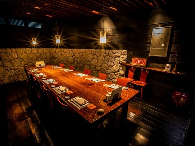 在遠離街頭喧囂的獨棟餐廳包廂,盡享本店自豪的烤雞肉串和原創火鍋