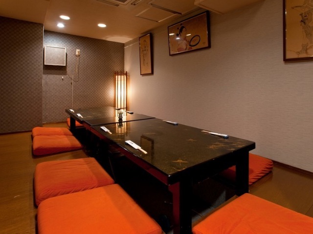 在挖洞座位包廂放鬆,盡情享用最高級黑毛和牛與美酒