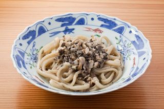 Sipping on a glass of Japanese sake as you wait for the udon to cook is as refined as enjoying a pre-meal drink.