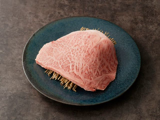 Enjoy carefully selected Yakiniku in this relaxing Japanese space that lets one forget the bustle of Kabukicho