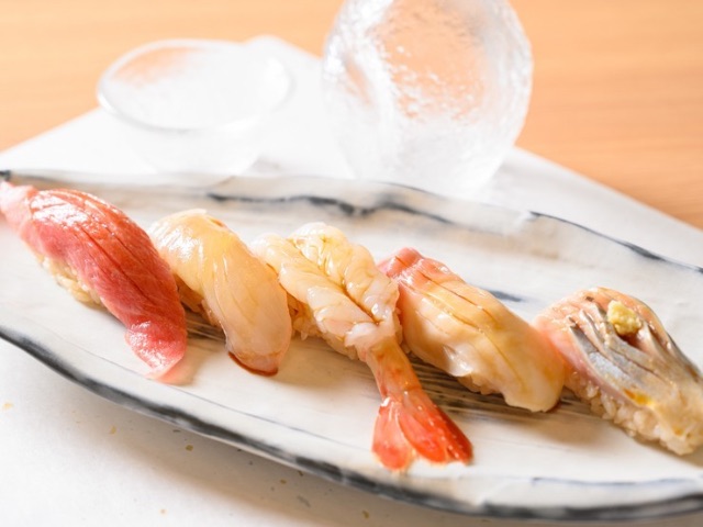 在僅有6個座位的一方幽居之中，沉醉於技藝精湛的店主精心製作挑選的壽司與美酒 