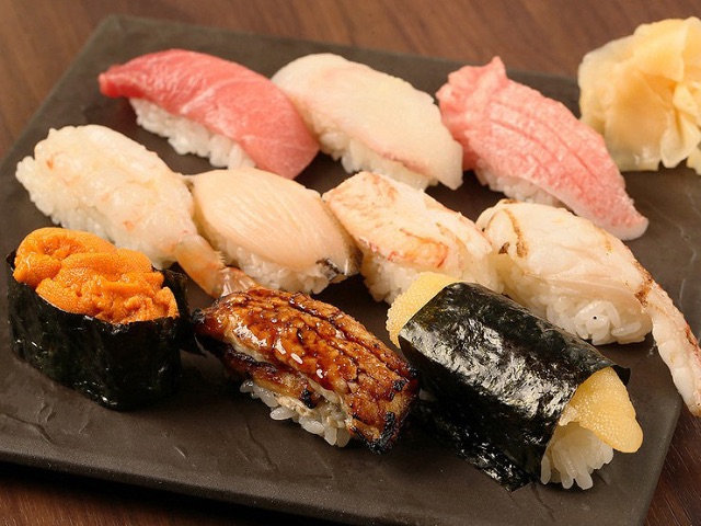 北海道出身的資深主廚精心挑選製作的壽司與特色美食 