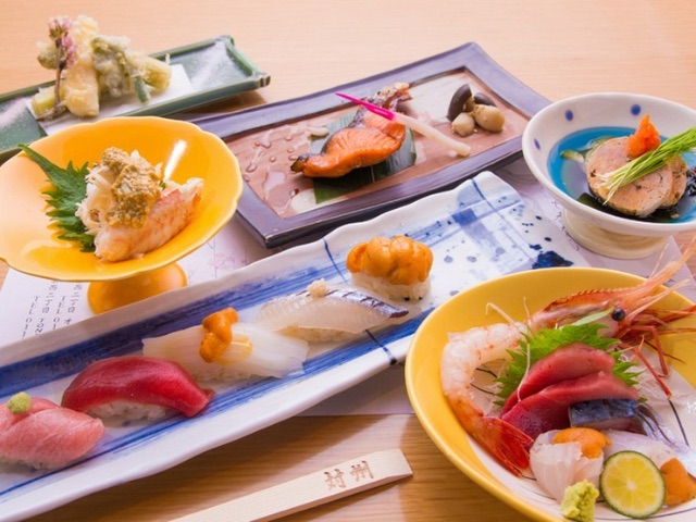 北至北海道，南至九州，選用日本各地的簽約漁民處運送而來的新鮮魚類製成極品美味壽司　