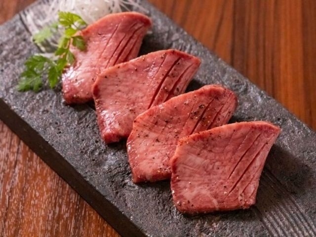 在隱秘的日式空間中，享用最上佳和牛與內臟的美味