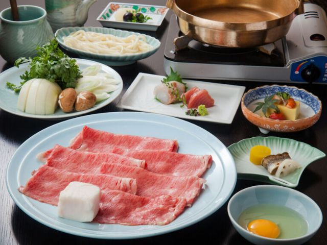 A belovedfamous restaurant in Ginza for 50 years. Here guests can enjoy luxuriousYonezawa beef in elegant private rooms.