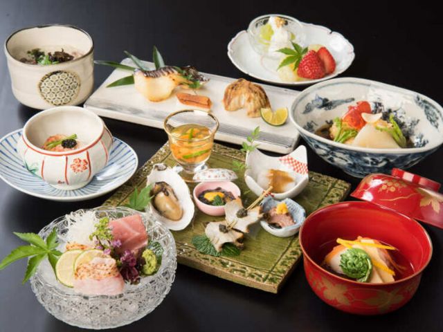 In dignifiedprivate rooms, guests can enjoy the ultimate in Kaiseki cuisine, the essence ofJapanese food.