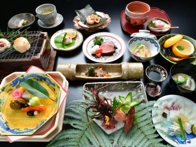 Experience the delights of enjoying with one's eyes and tasting with one'smouth. Enter an extraordinary world filled with a stylish spirit.