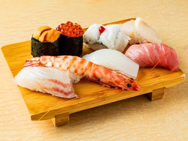 Enjoy Deluxe Sushi with sumptuous ingredients purchased at the central market every day