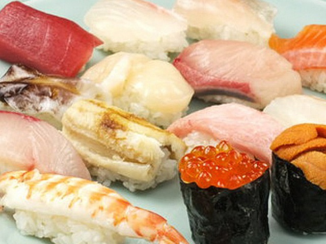 A variety of sake brands and sushi in a comfortable setting