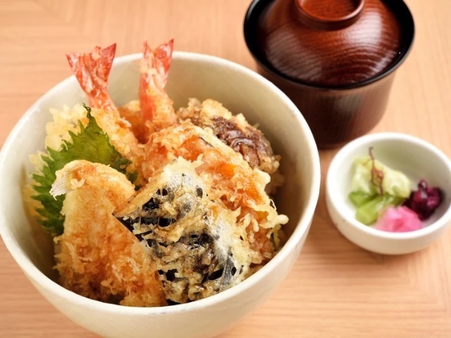 在吧檯座位輕鬆品嚐正宗天婦羅 