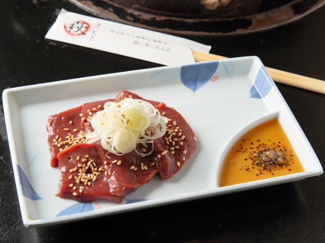 在所有座位都是包廂的放鬆空間，享用炭火烤肉和鮮度超群的海鮮 