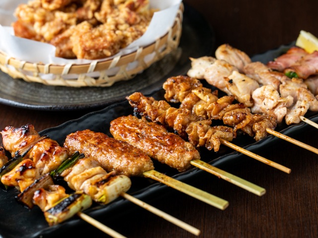 在充滿風情的傳統商業住宅，午餐吃濱名湖鰻魚、晚餐吃土雞的烤雞肉串 