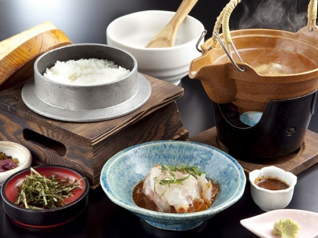 一邊望著眼前的大海，一邊享用各個季節的新鮮海產 