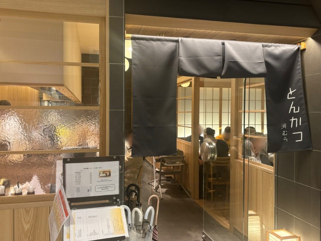 採用精選食材與精湛工藝製成香嫩多汁的炸豬排 