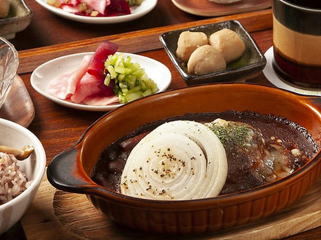 在郁郁蔥蔥的療癒空間中享受挑動味蕾的精選蔬菜美味 