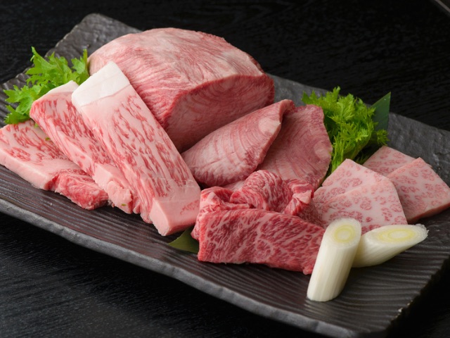 Guests can freely enjoy lots of the delicious flavors of the brand Wagyu, Noto Beef