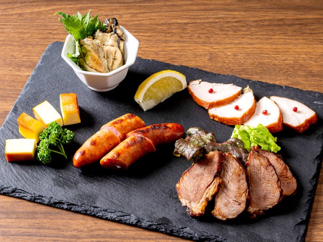Enjoy fresh live oyster and smoked cuisine all year round