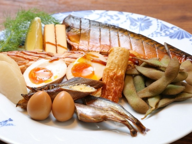 搭配熏製菜肴，享用各色嚴選葡萄酒與世界各地的精釀啤酒，美味更上一層樓 