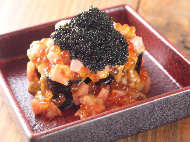 A sushi izakaya where guests can enjoy sushi that uses seasonal fish stocked from all over Japan