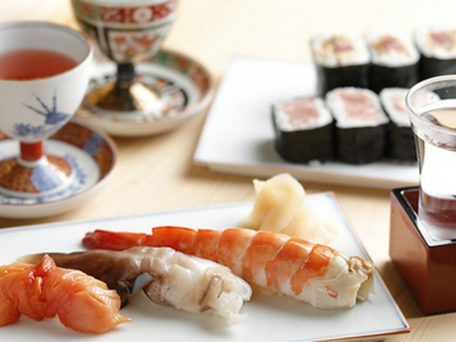 曾在銀座名店精進廚藝的店主以當季美食款待顧客 