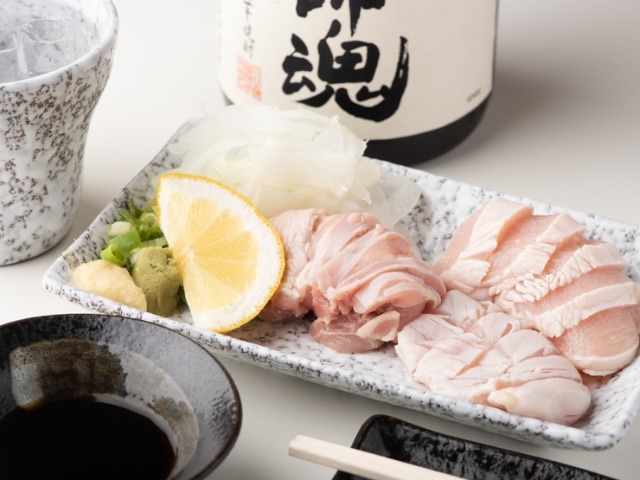 提供當天清晨現宰新鮮但馬雞的烤雞肉串餐館 