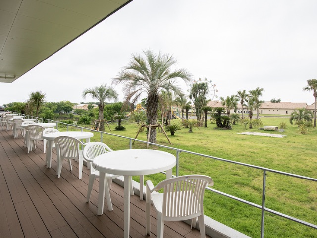 Enjoy homemade pizza on a dog-friendly terrace with the feel of a resort