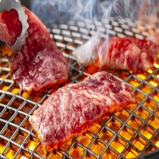 아늑하고 매력적인 열기를 자아내는 곳, 마치 집처럼 편안한 분위기의 고기집입니다.