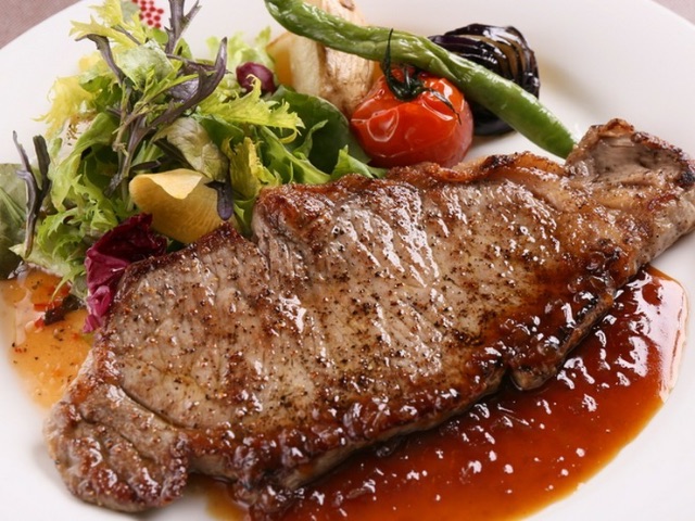 一邊眺望全景，一邊沉醉在富良野的嚴選料理與葡萄酒之中 