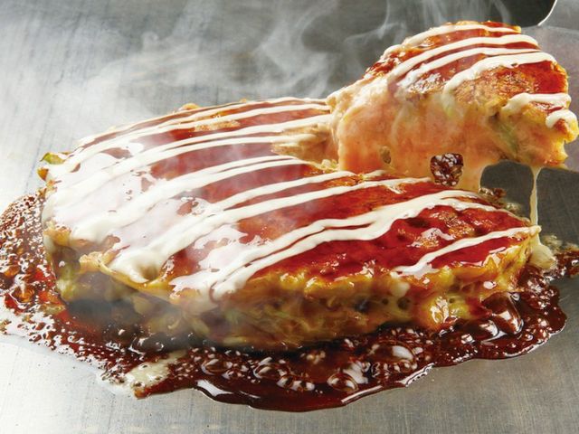신중히 선택된 재료로 가득한 오코노미야끼와 몬자야끼를 직접 구워보세요.