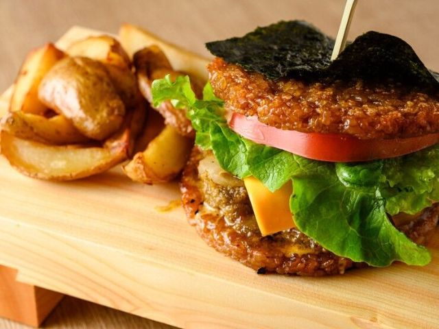 A burger shop that takes pride in its original Japanese-style menu.